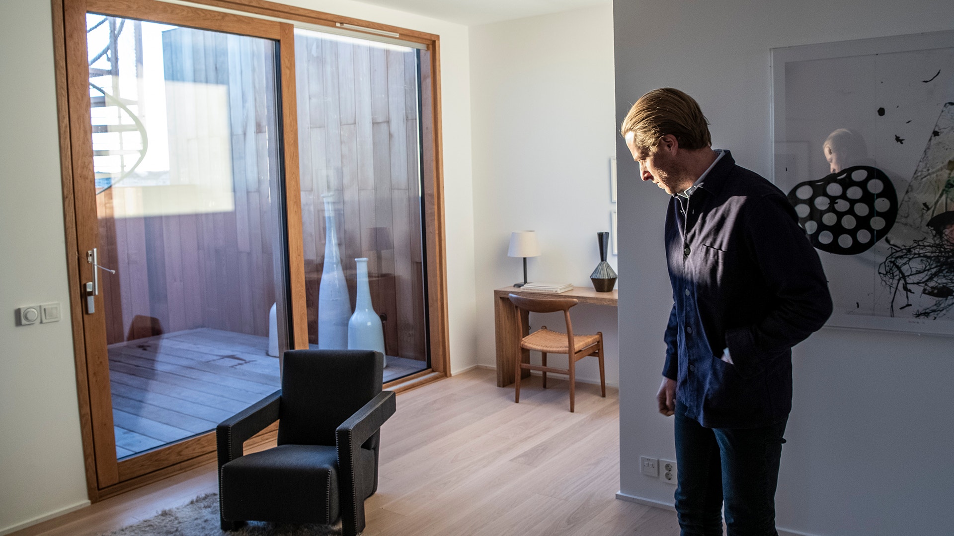 Oscar Engelbert står i en av lägenheterna i hans omfattande bostadskomplex på Gärdet i Stockholm.