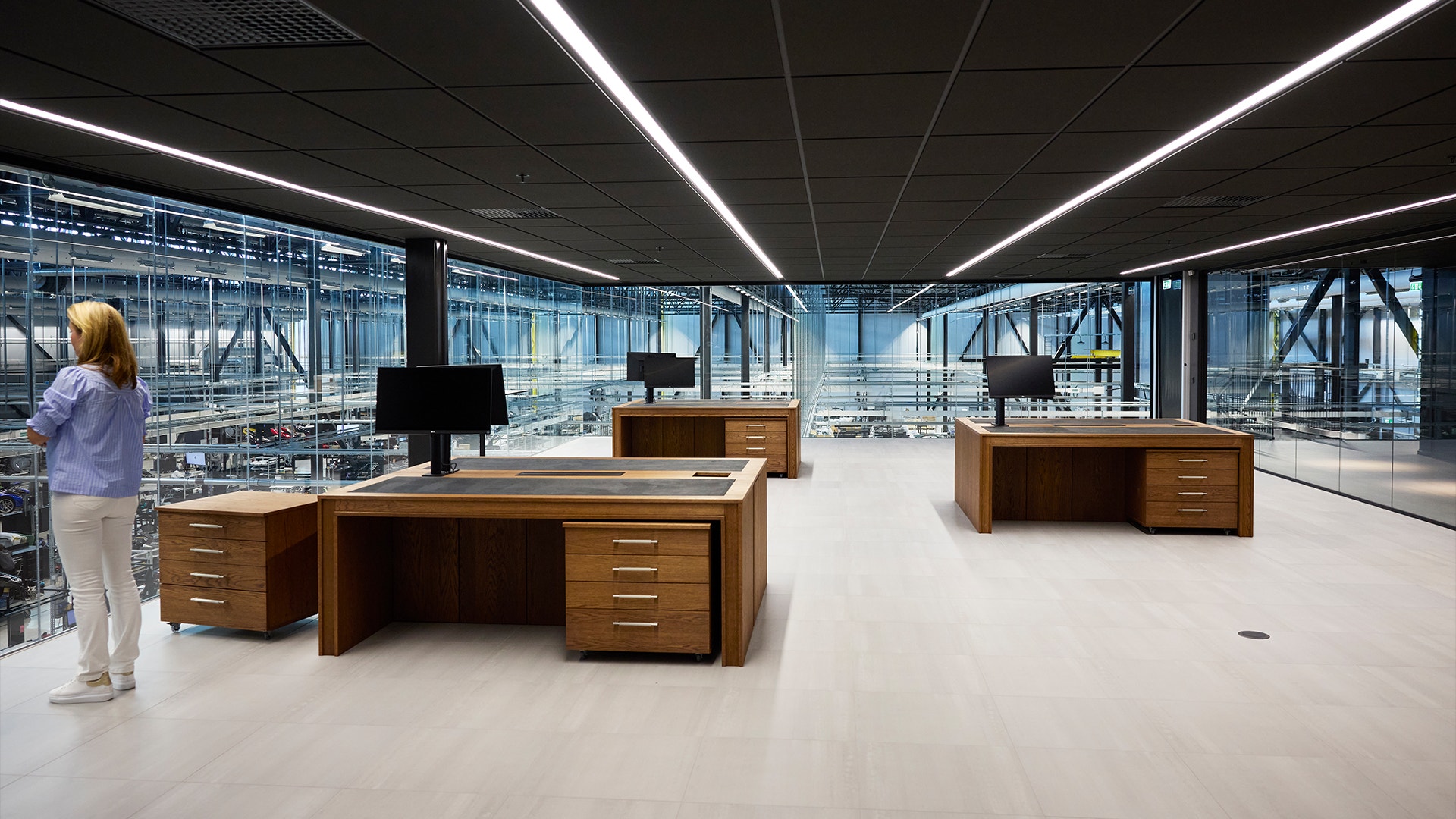 Koenigseggs kontor ovanför verkstaden. I bild står tre stora skrivbord i trä.