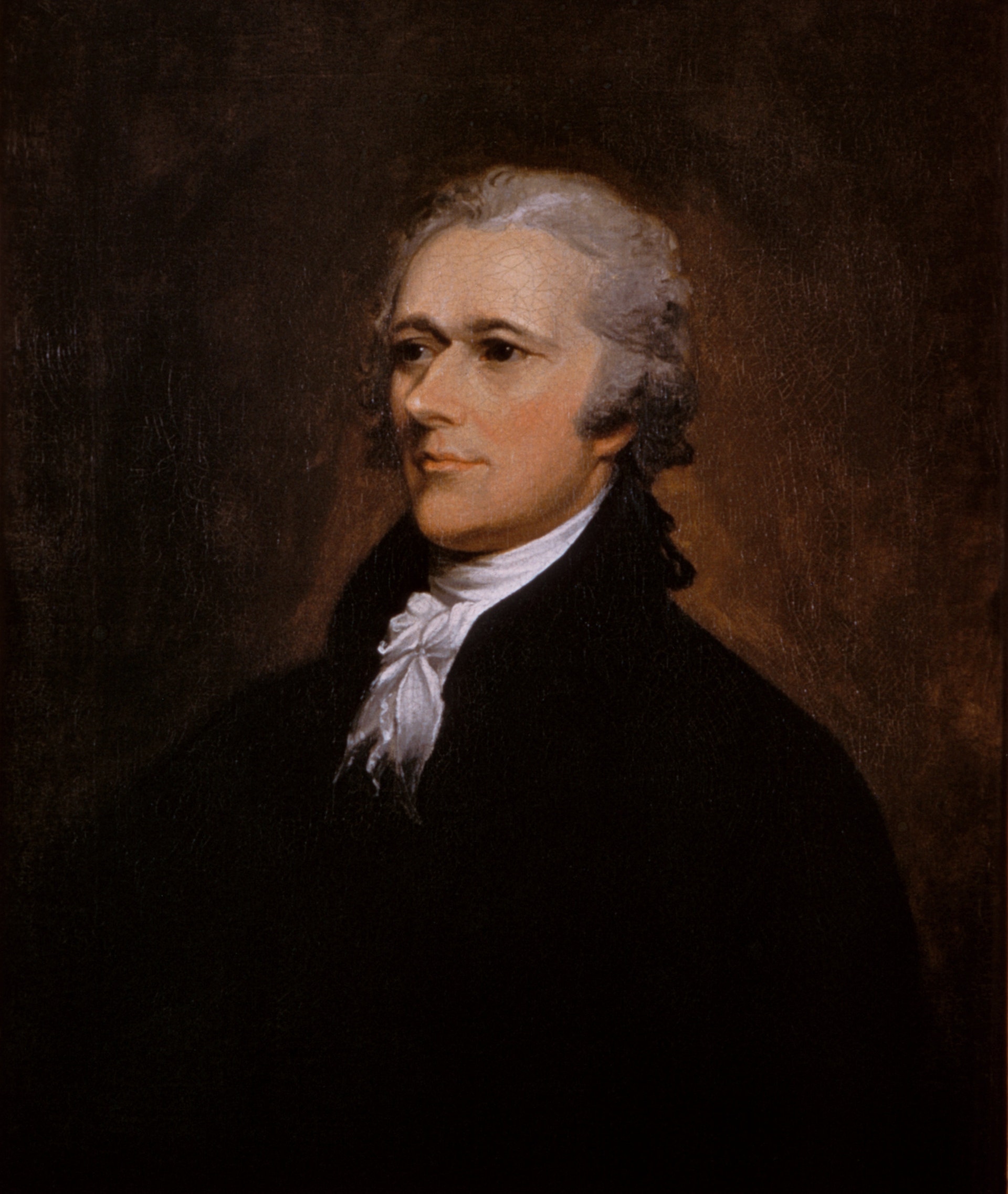 Målat porträtt av Alexander Hamilton, en man med grått hår och mörk rock, som tittar åt sidan.