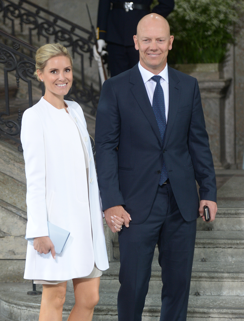 Mats Sundin och frun Josephine är uppklädda och ska på tillställning. Mats i mörkblå kostym och slips, Josephine i vit kappa.