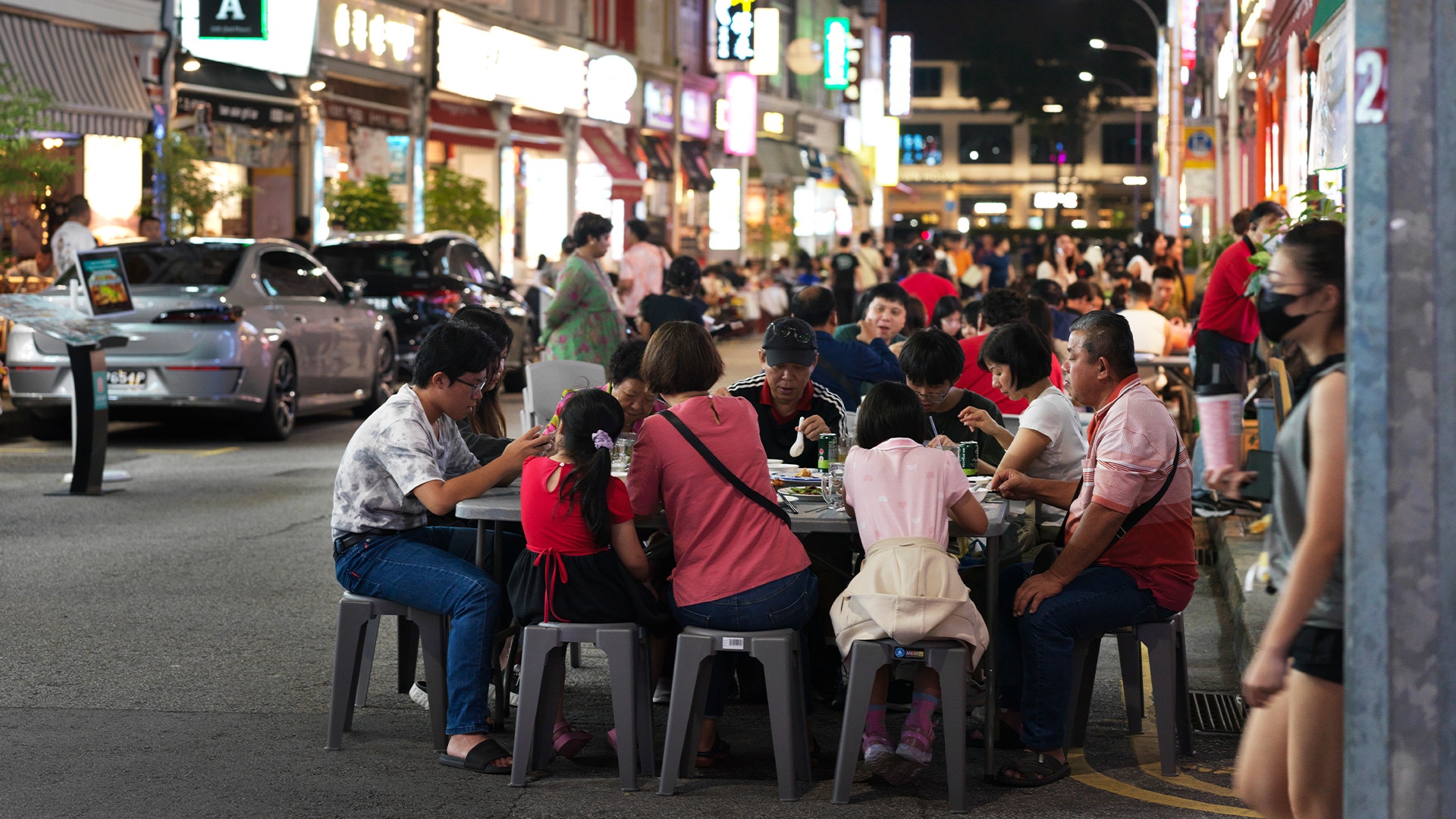 Personer äter middag på gatorna i Singapore.