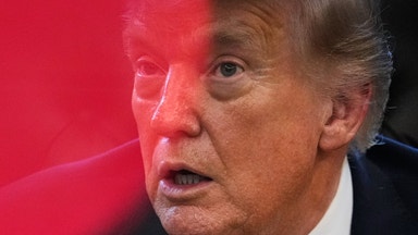 Dollarn stärks när investerare flyr risk