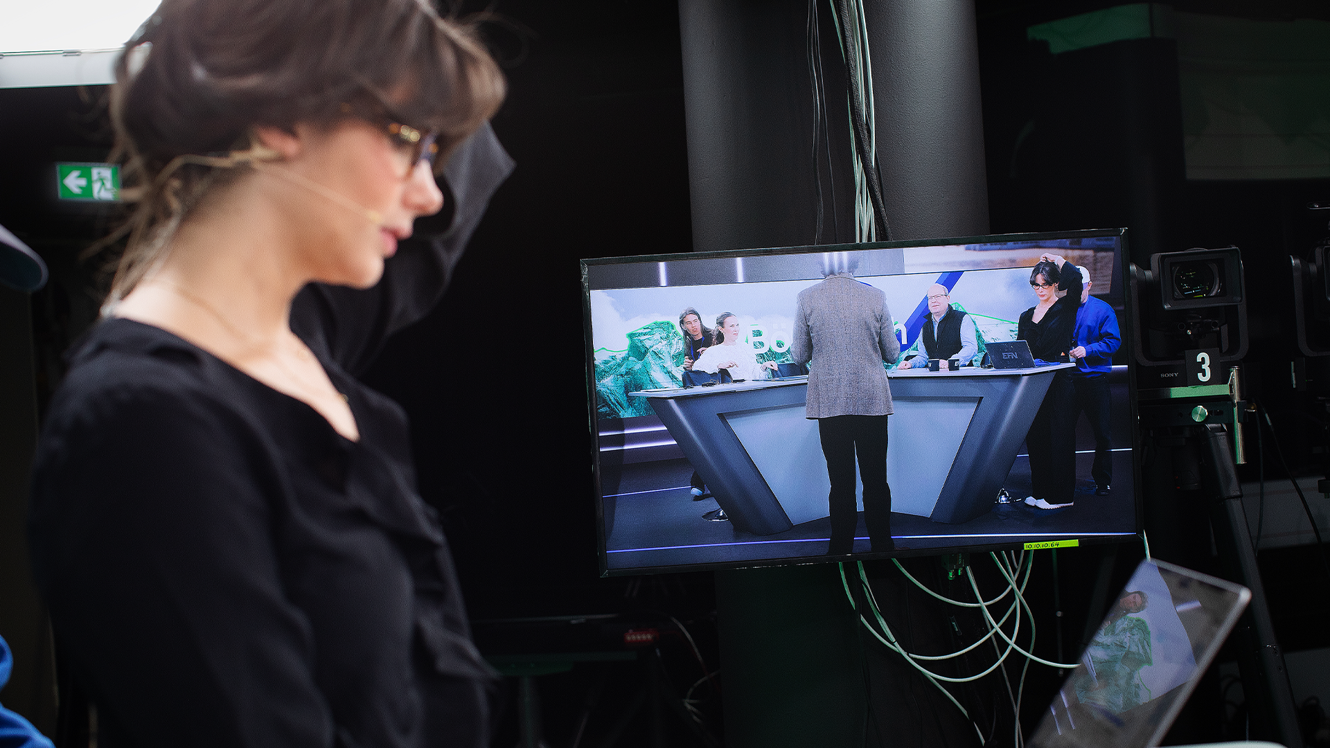 Börslunch bakom programledare efn