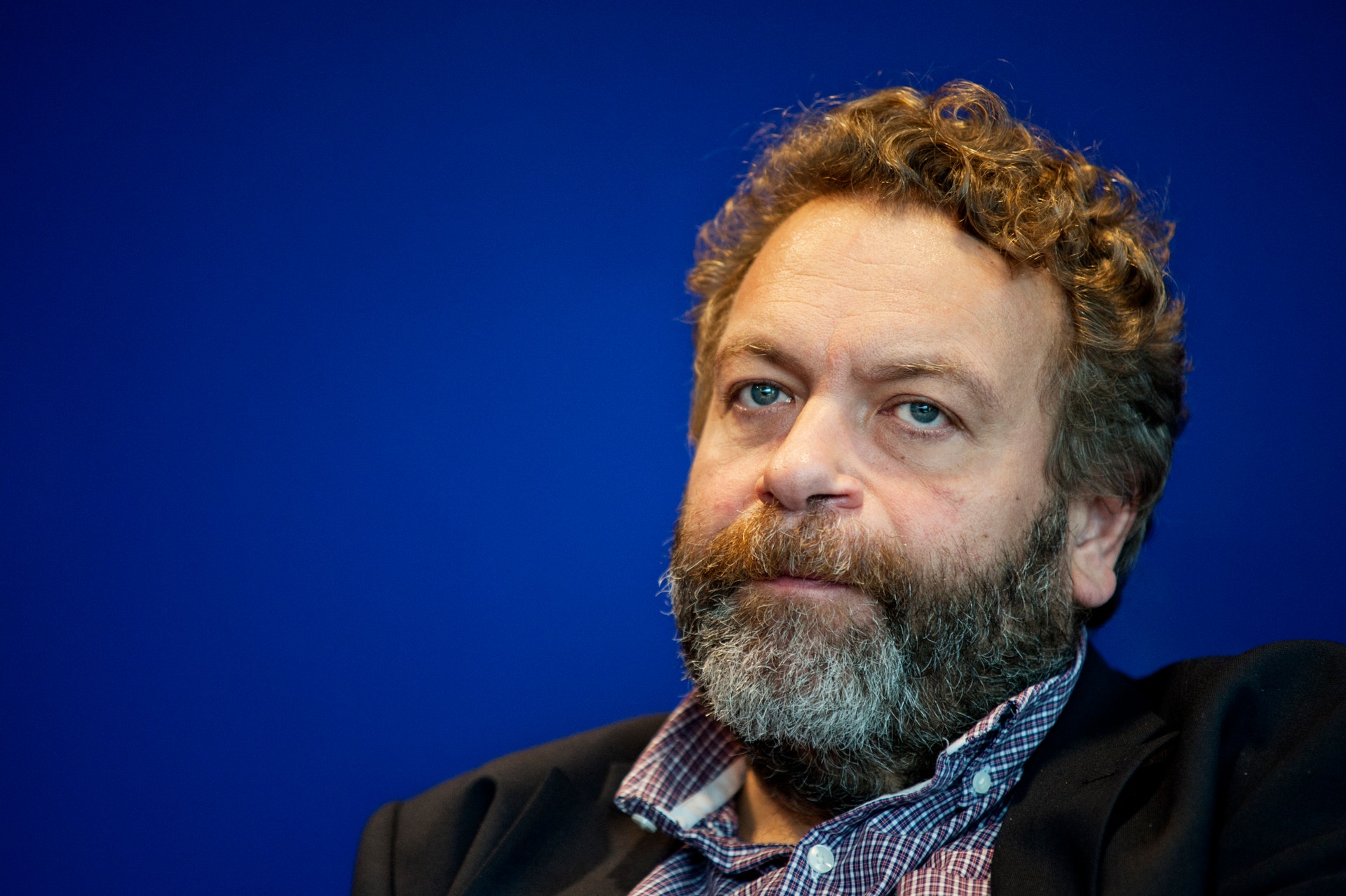 New Waves vd Torsten Jansson tittar framåt. Han är klädd i en svart kostym och rutig skjorta. 