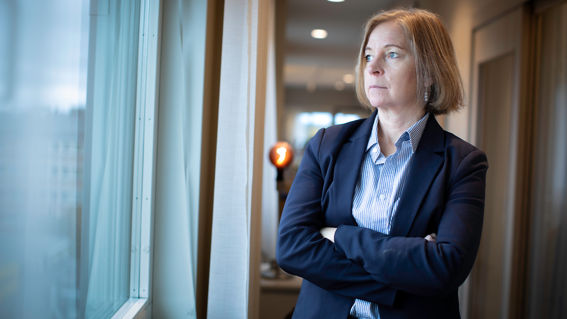 Karin Bodin tittar ut genom fönstren på kontoret.