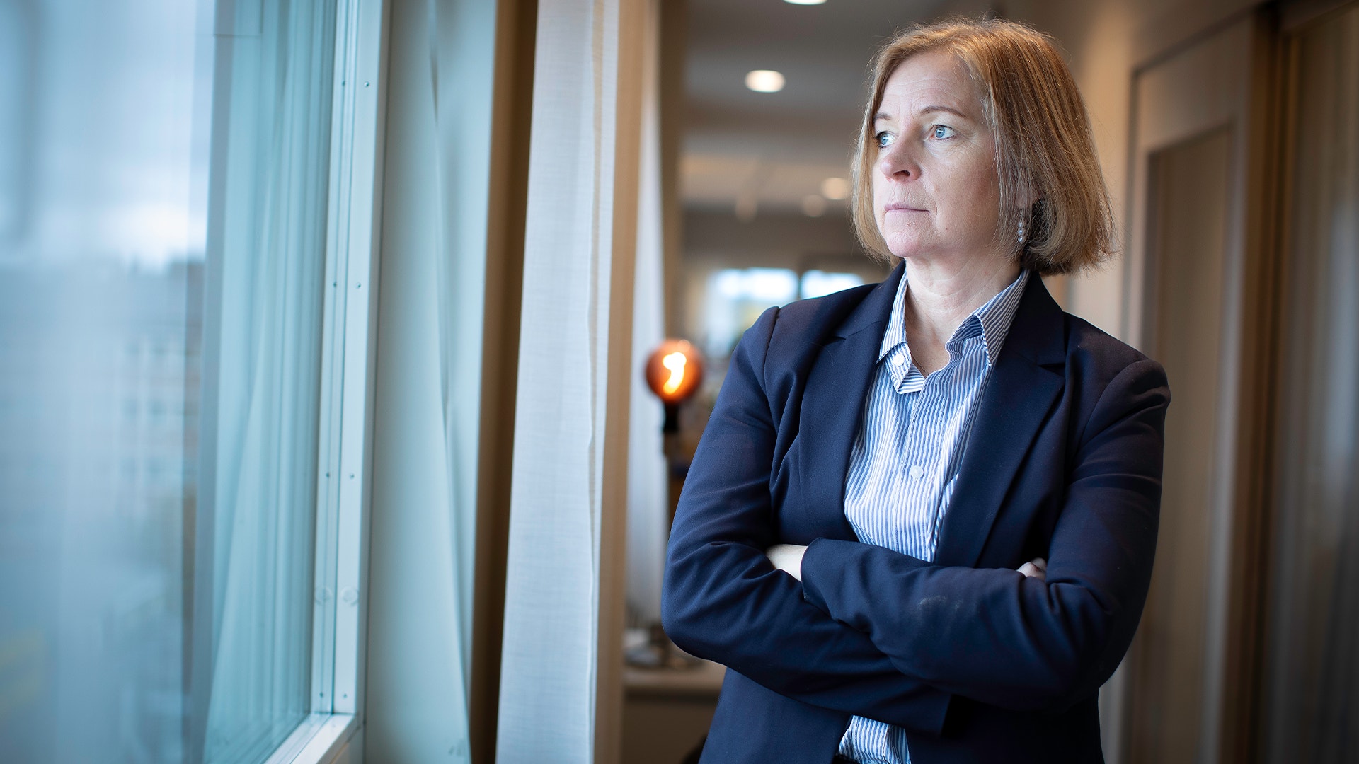 Karin Bodin tittar ut genom fönstren på kontoret.