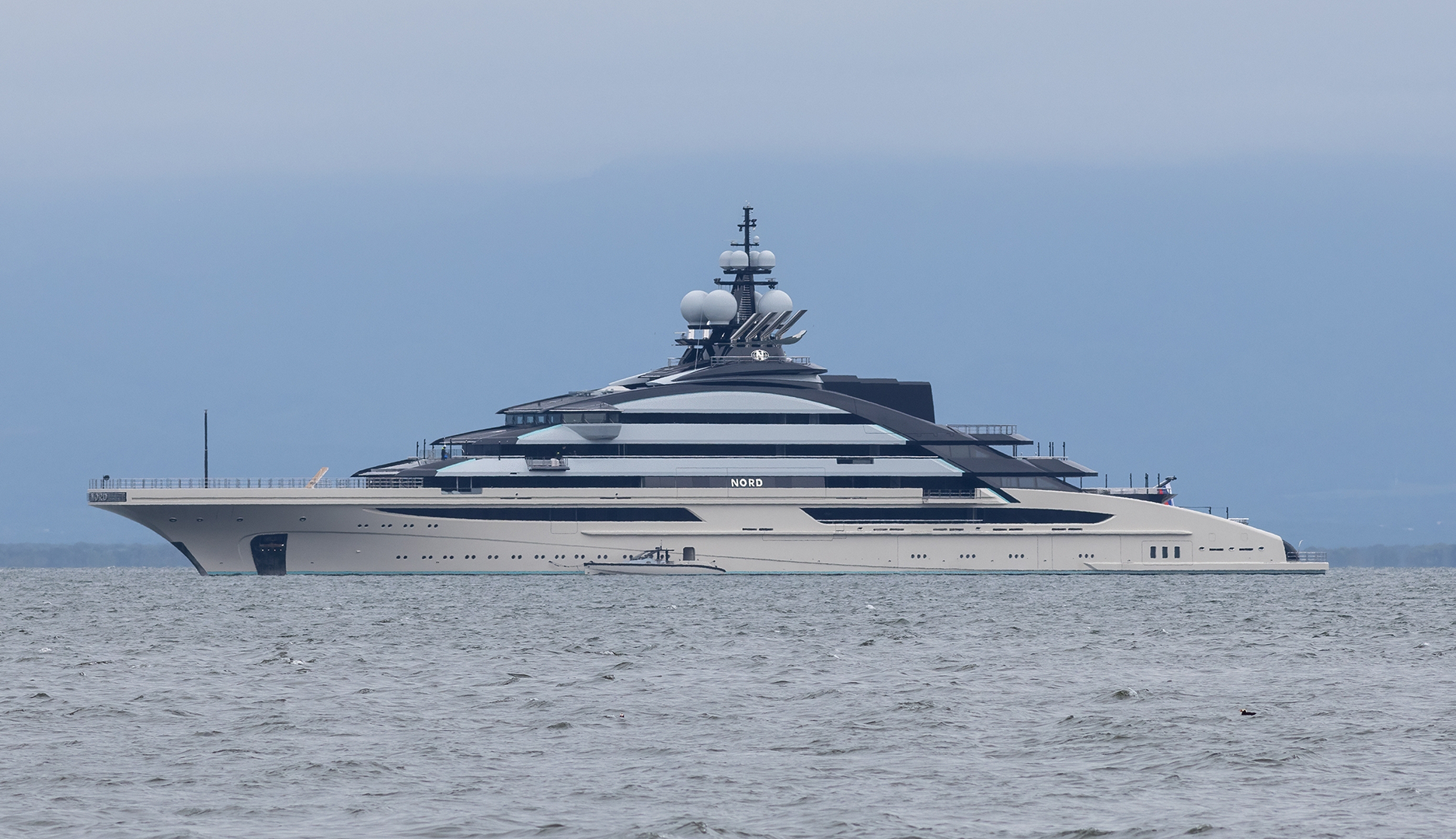 Rysk superyacht har korsat Hormuzsundet