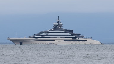 Rysk superyacht har korsat Hormuzsundet