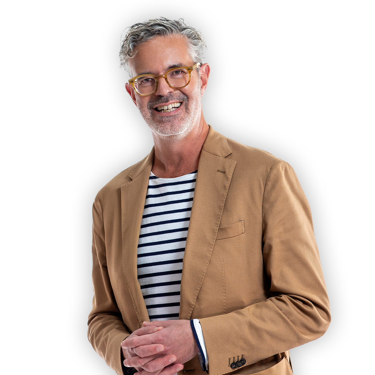 Porträttbild på Henrik Mitelman. Han ler in i kameran. Han bär beige kavaj och en randig tröja. 