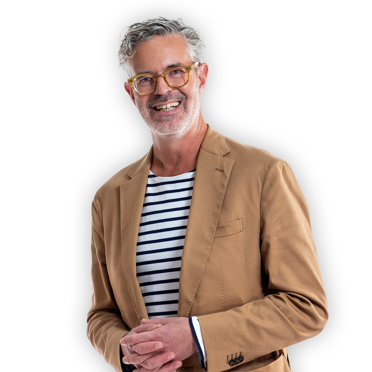 Porträttbild på Henrik Mitelman. Han ler in i kameran. Han bär beige kavaj och en randig tröja.