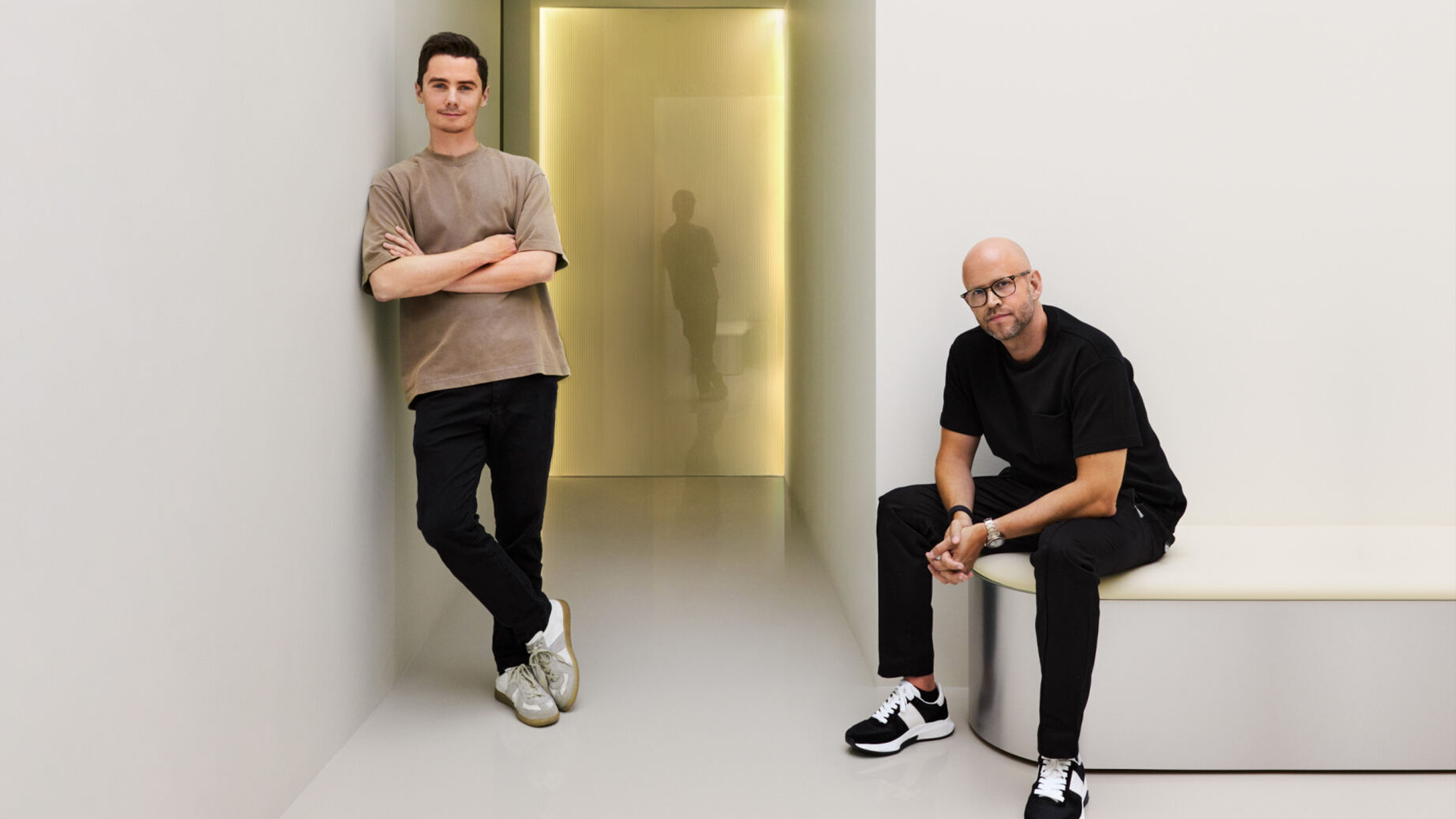 Daniel Ek och Hjalmar Nilsonne poserar framför kameran i ett vitt kalt rum. 
