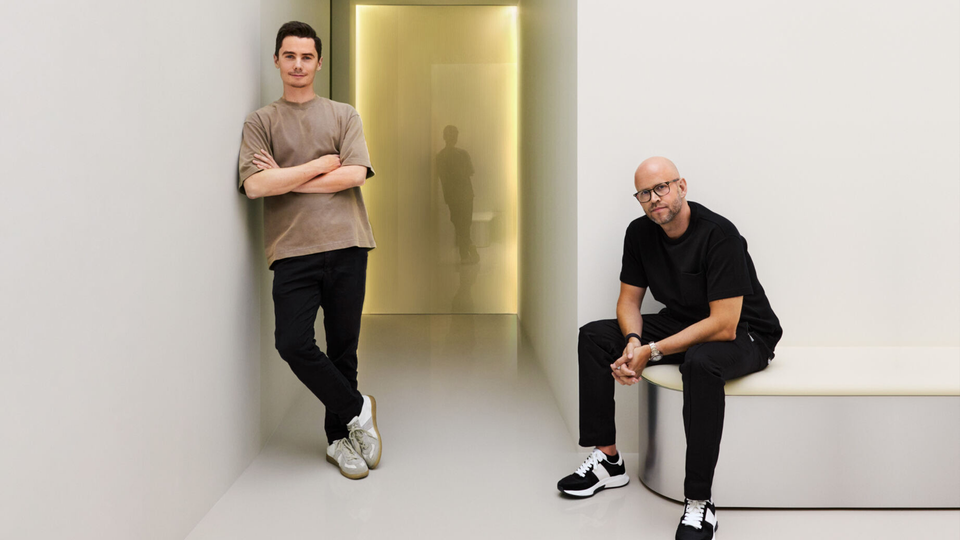 Daniel Ek och Hjalmar Nilsonne poserar framför kameran i ett vitt kalt rum. 