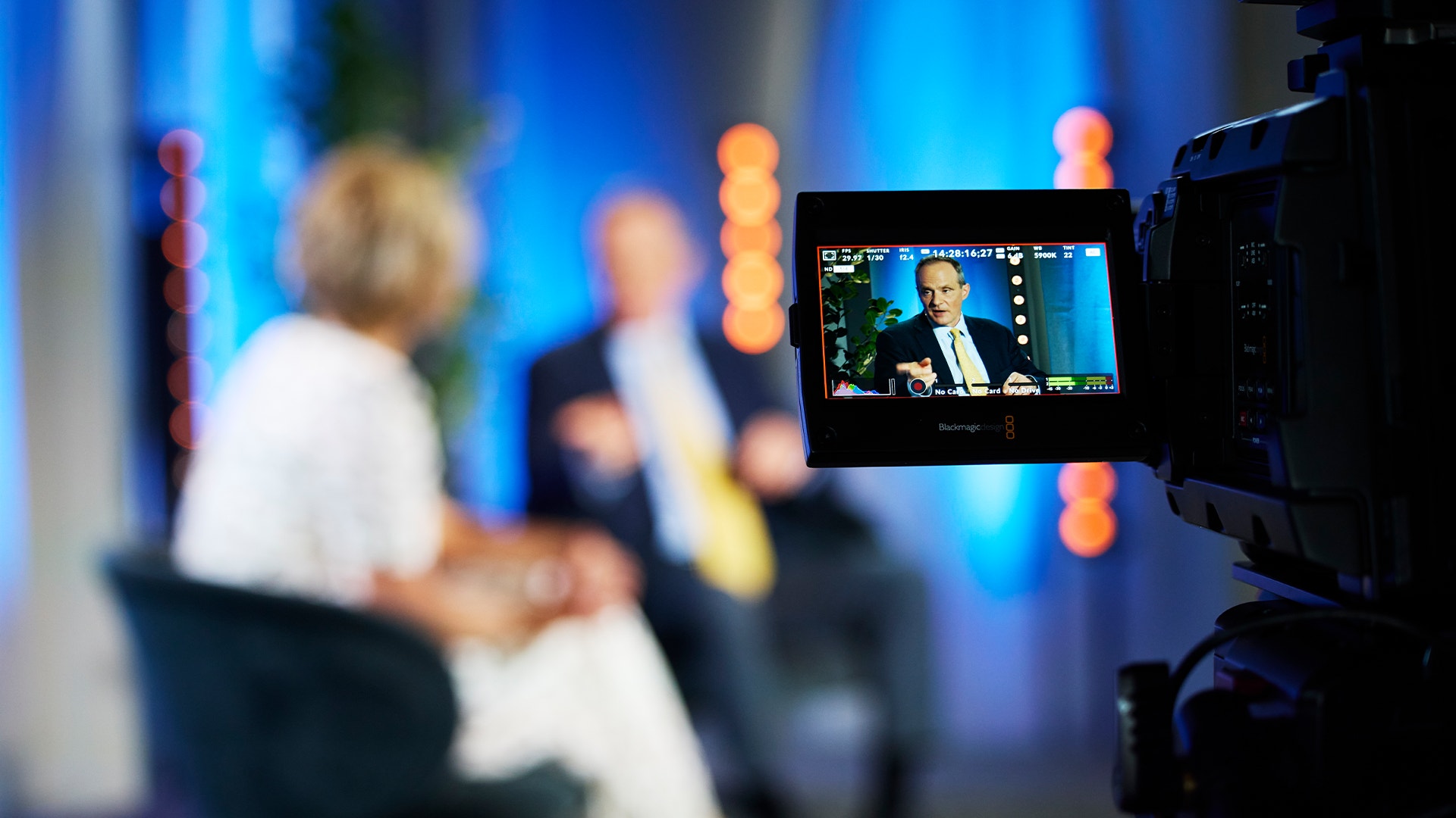 Simon Johnson sitter på scen med Katrine Keolis i Göteborg.