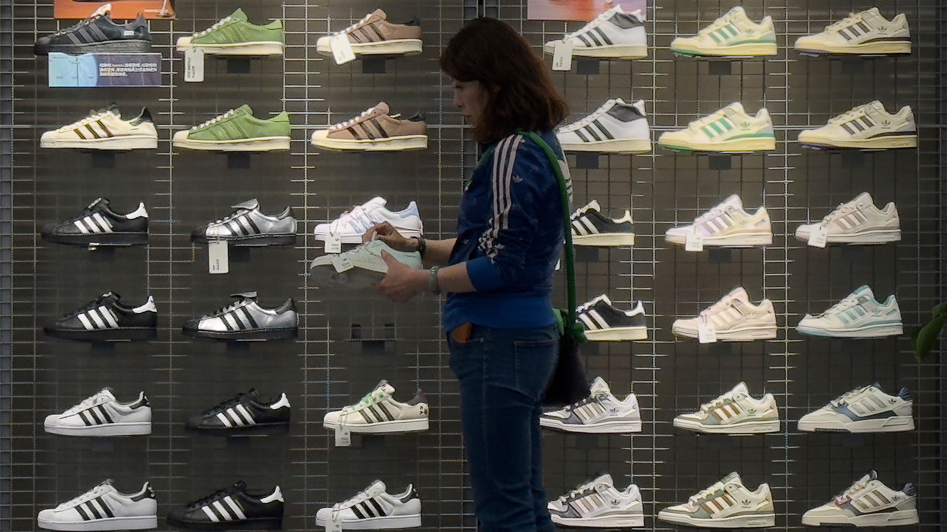 Sportmodejätten faller tungt efter svag guidning