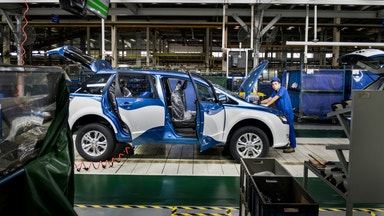 Elbilstillverkarna faller – försäljningen minskar