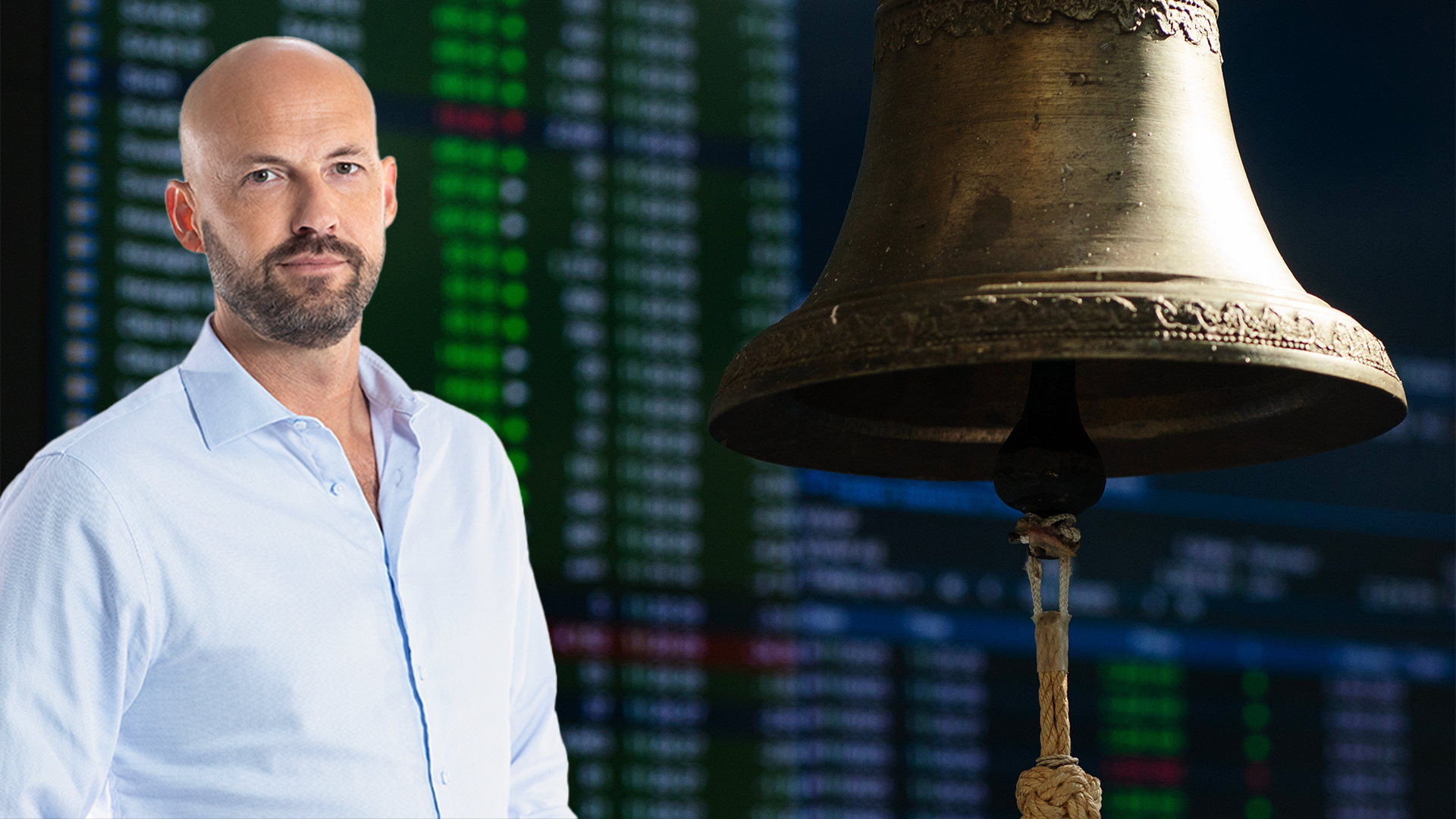 EFN:s analytiker Martin Blomgren vid sidan av en börsklocka och framför en skärm med börssiffror.