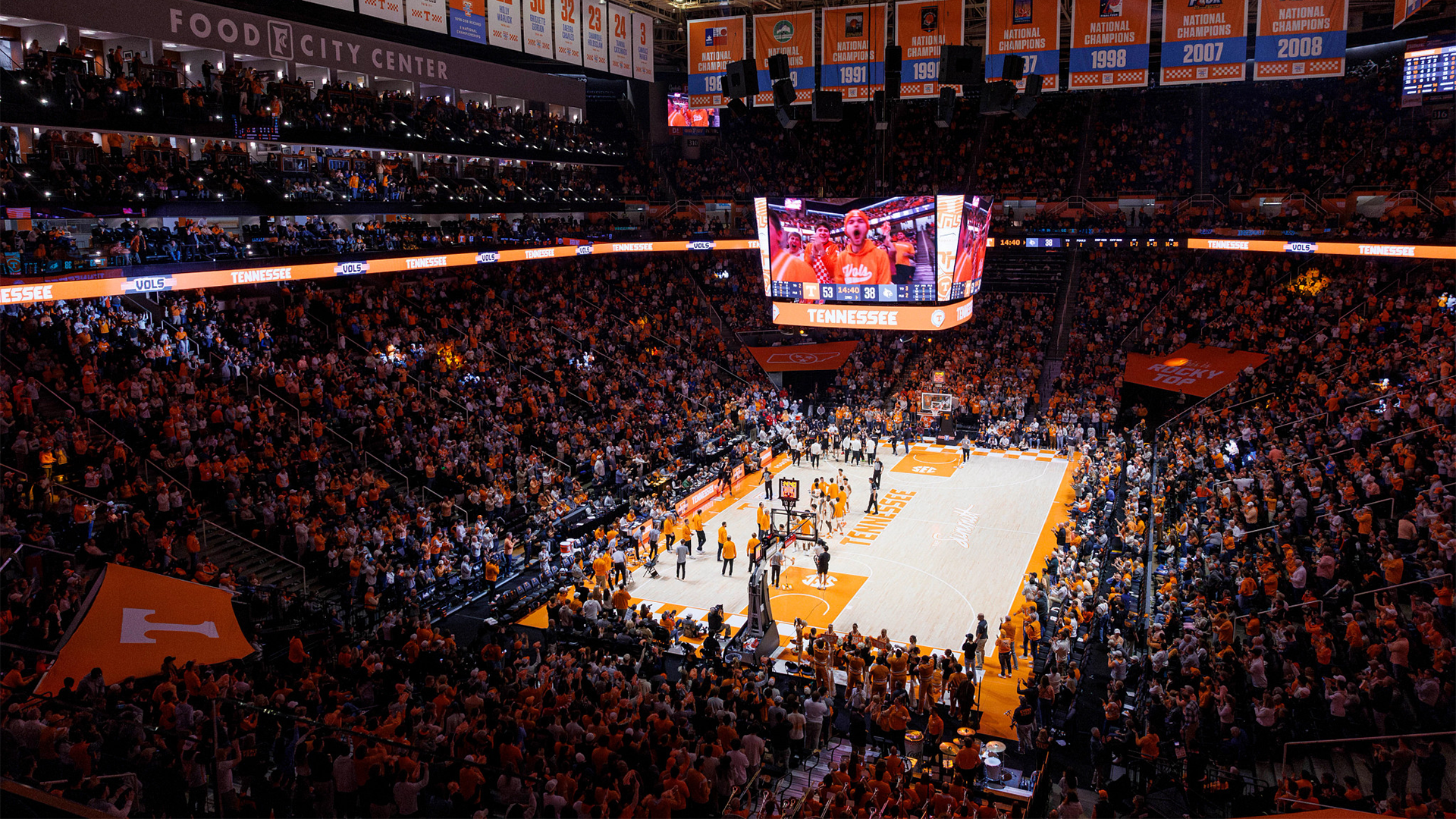 Fullsatt basketarena med publik i läktarna under en match