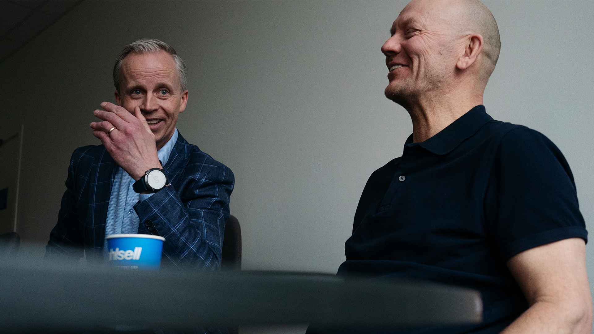 Mats Sundin och Mikael Sundström sitter och skrattar under ett samtal på Ahlsells kontor.