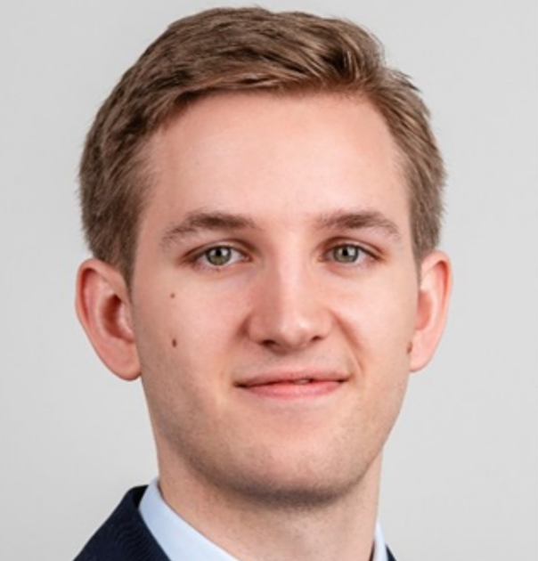 Pressbild på Benchmarks analytiker Daan de Jonge klädd i blå skjorta och kavaj.