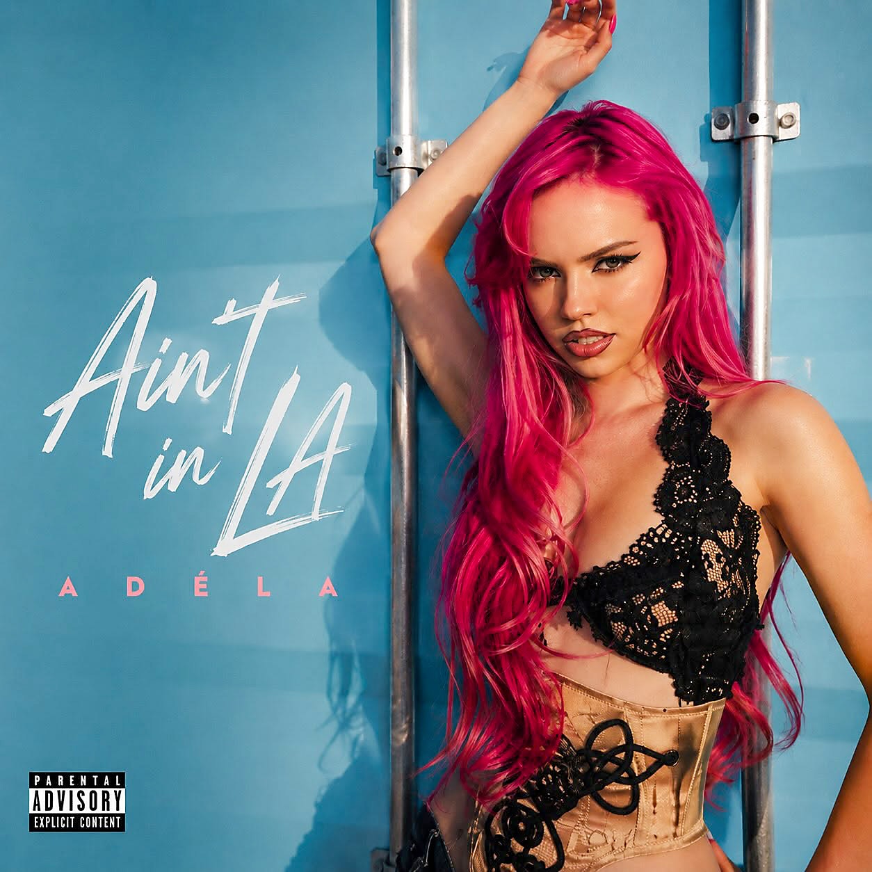 Albumomslag för Adela - Ain't in LA. En kvinna med långt rosa hår mot blå bakgrund, iförd svart spetstopp.