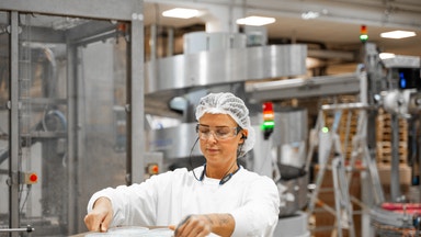 Då är bristen på kvarg i Sverige löst: ”Vi producerar dygnet runt”