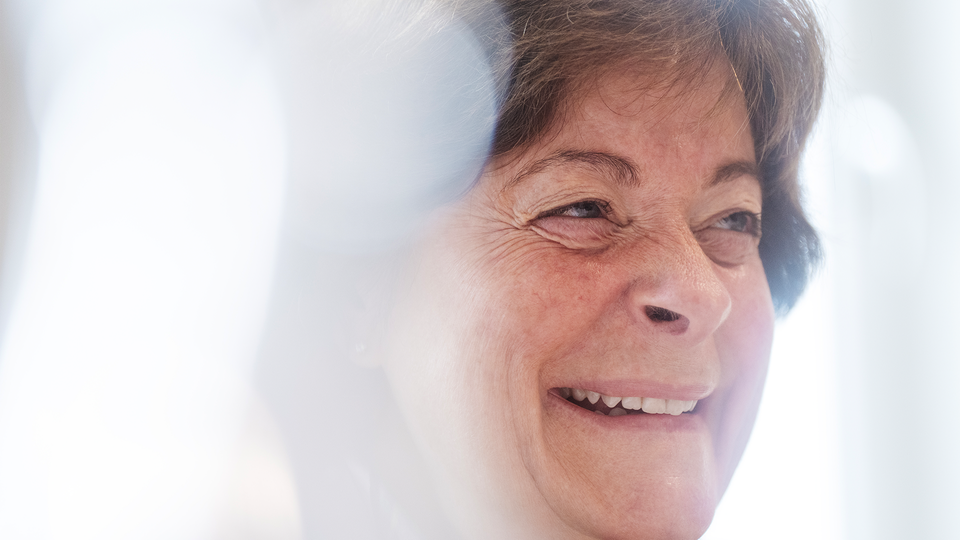 Gunilla Osswald skrattar under intervjun.