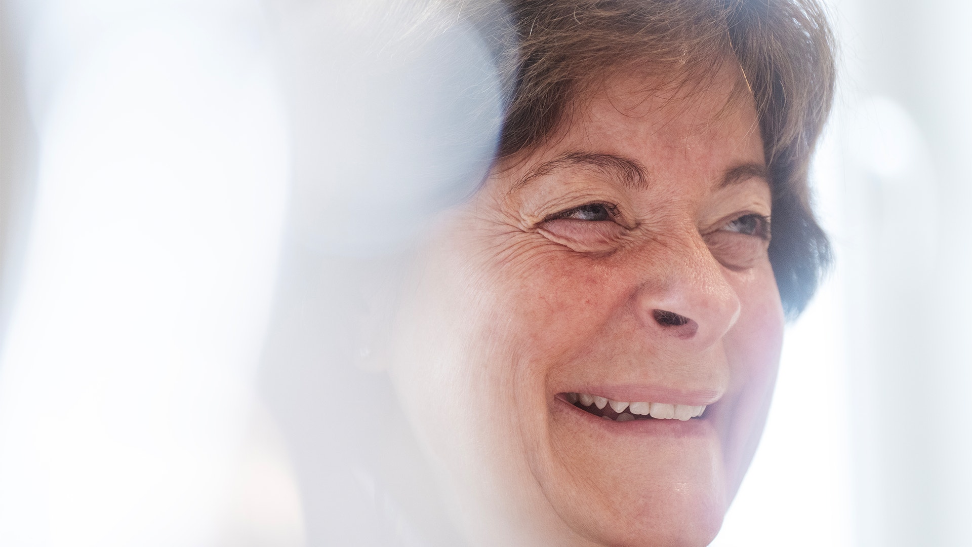 Gunilla Osswald skrattar under intervjun.