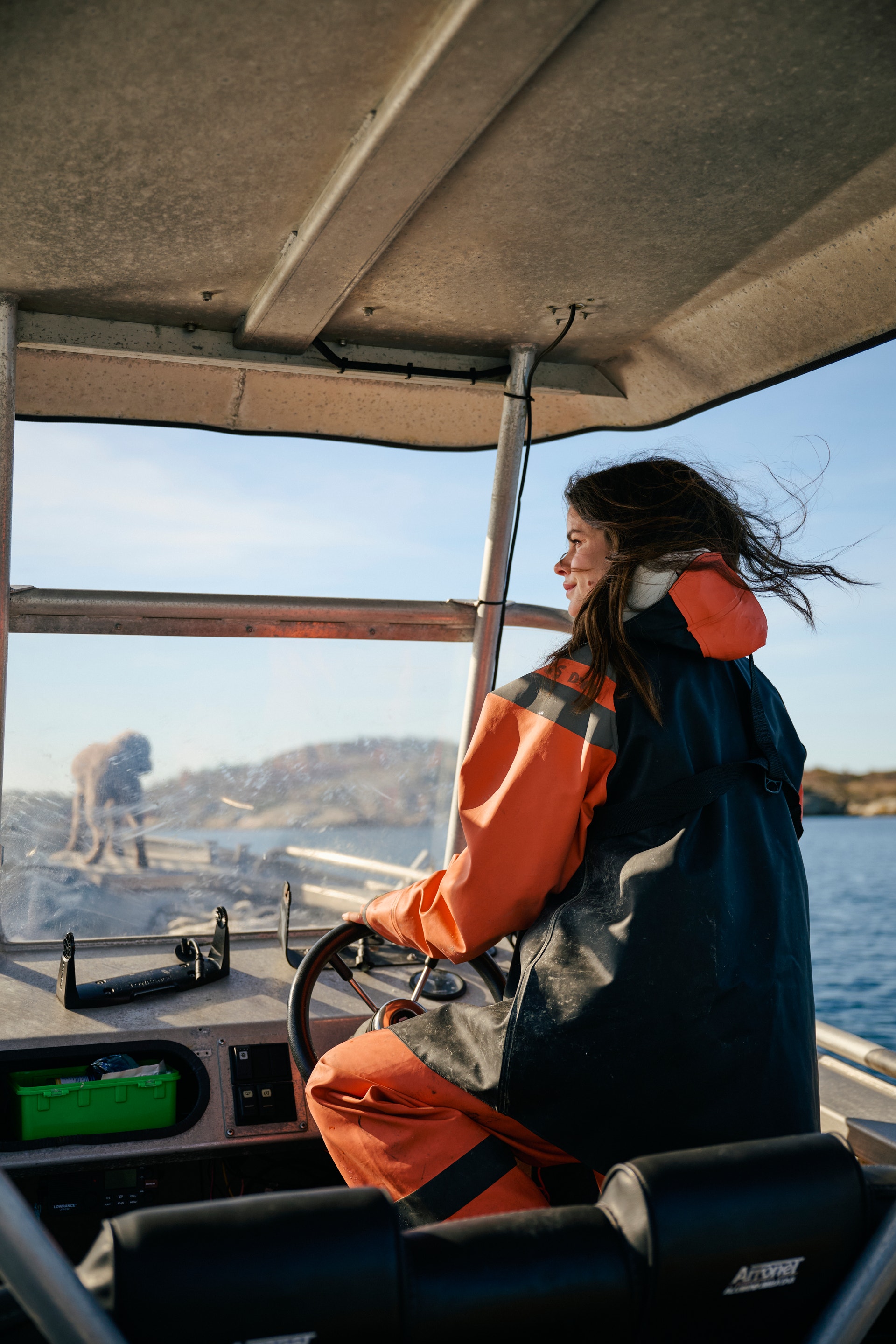 Ostronfiskaren Lotta Klemming kör båt.