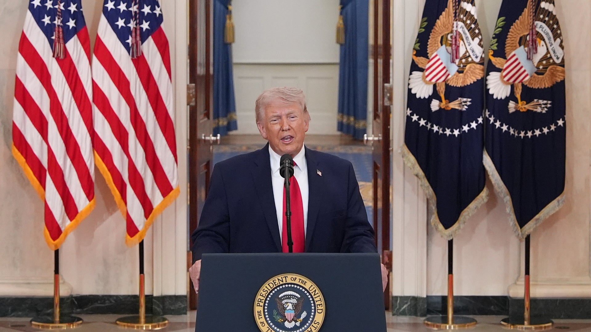 Trump i natt: Offensiv väntar – börserna faller, oljepriset stiger