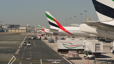 Dubai stoppar flygtrafik efter attack – oljepriset stiger