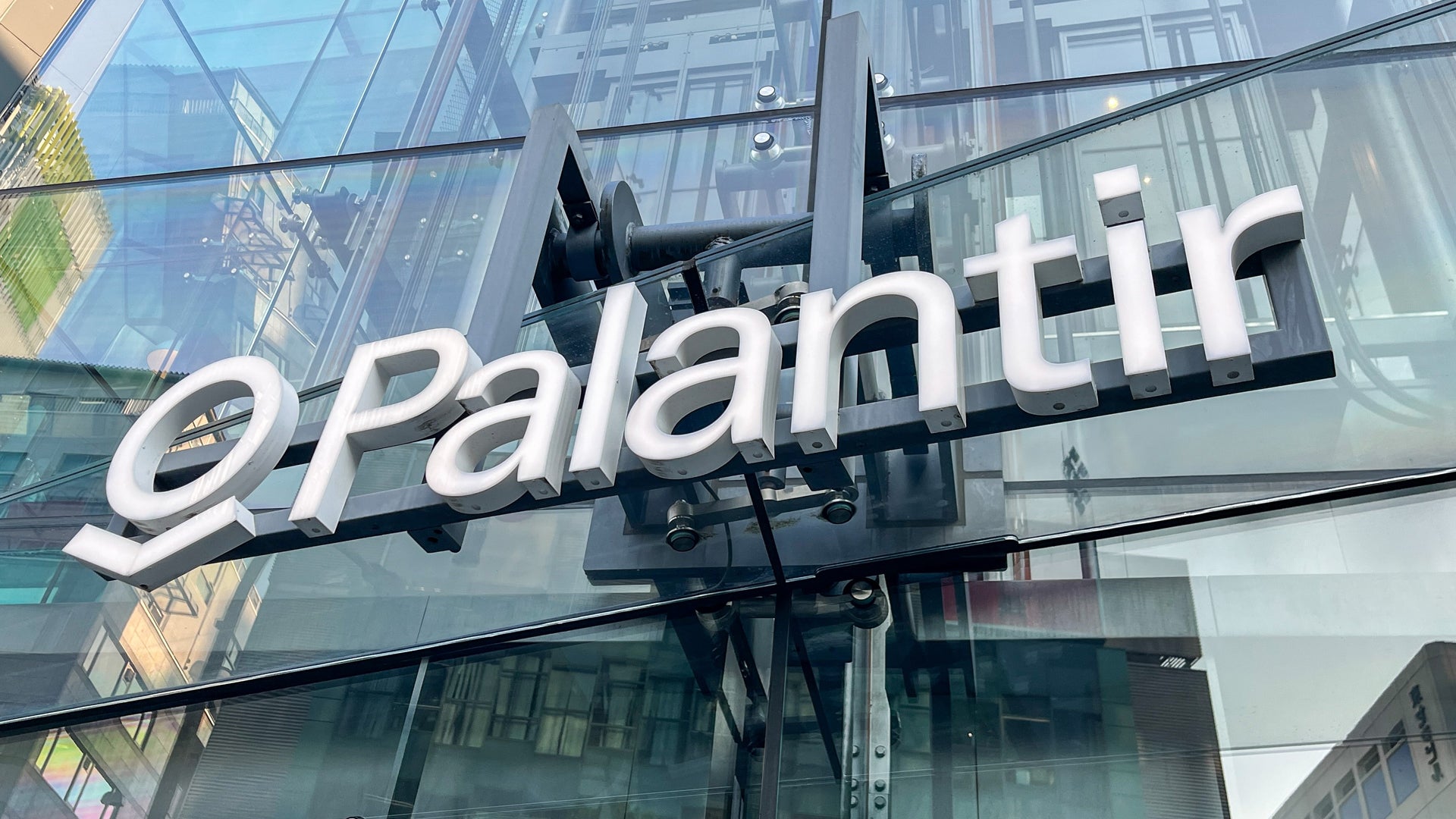 Palantir i sidled efter rapporten – statliga samarbetet växer