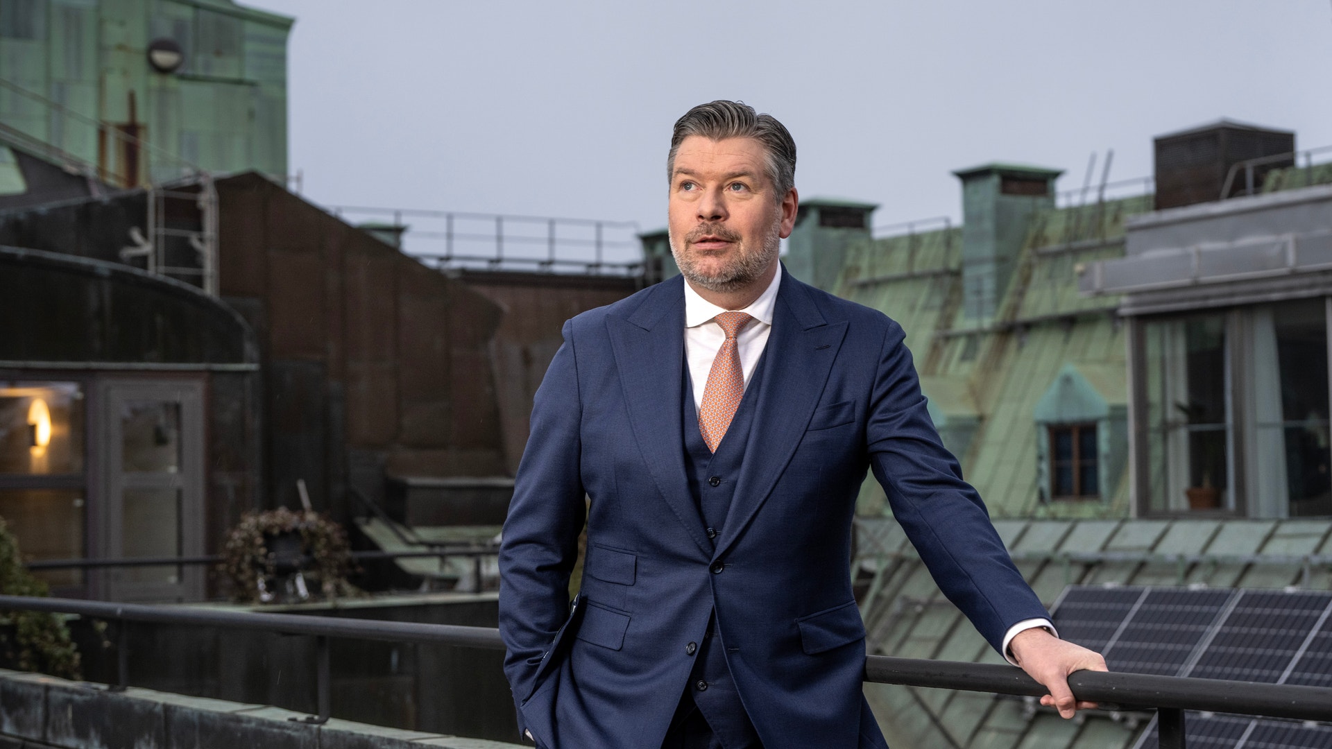 Johan Torgeby, SEB:s vd, står på ett tak och blickar ut.