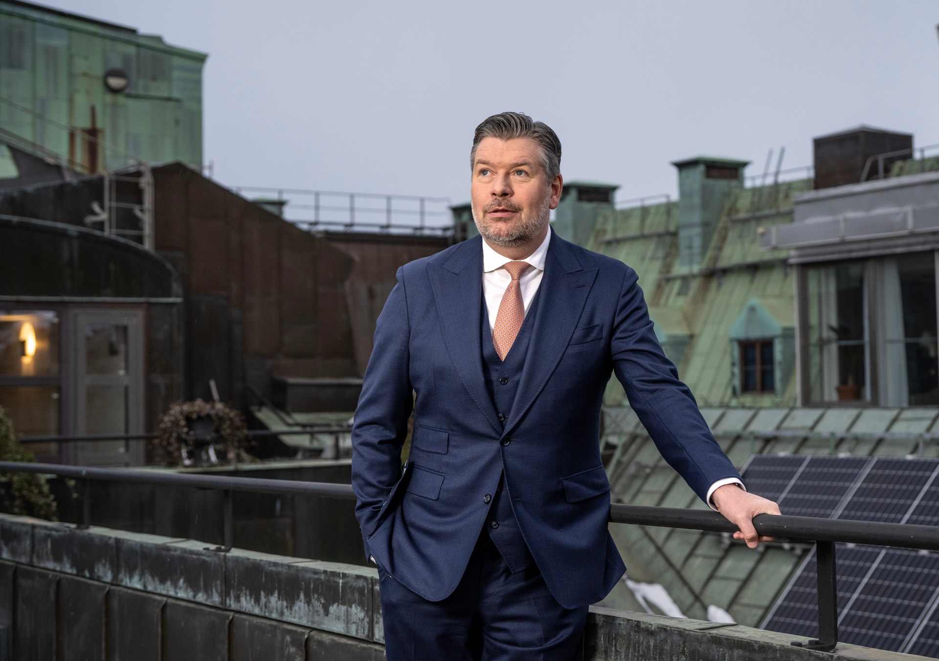 Johan Torgeby, SEB:s vd, står på ett tak och blickar ut.