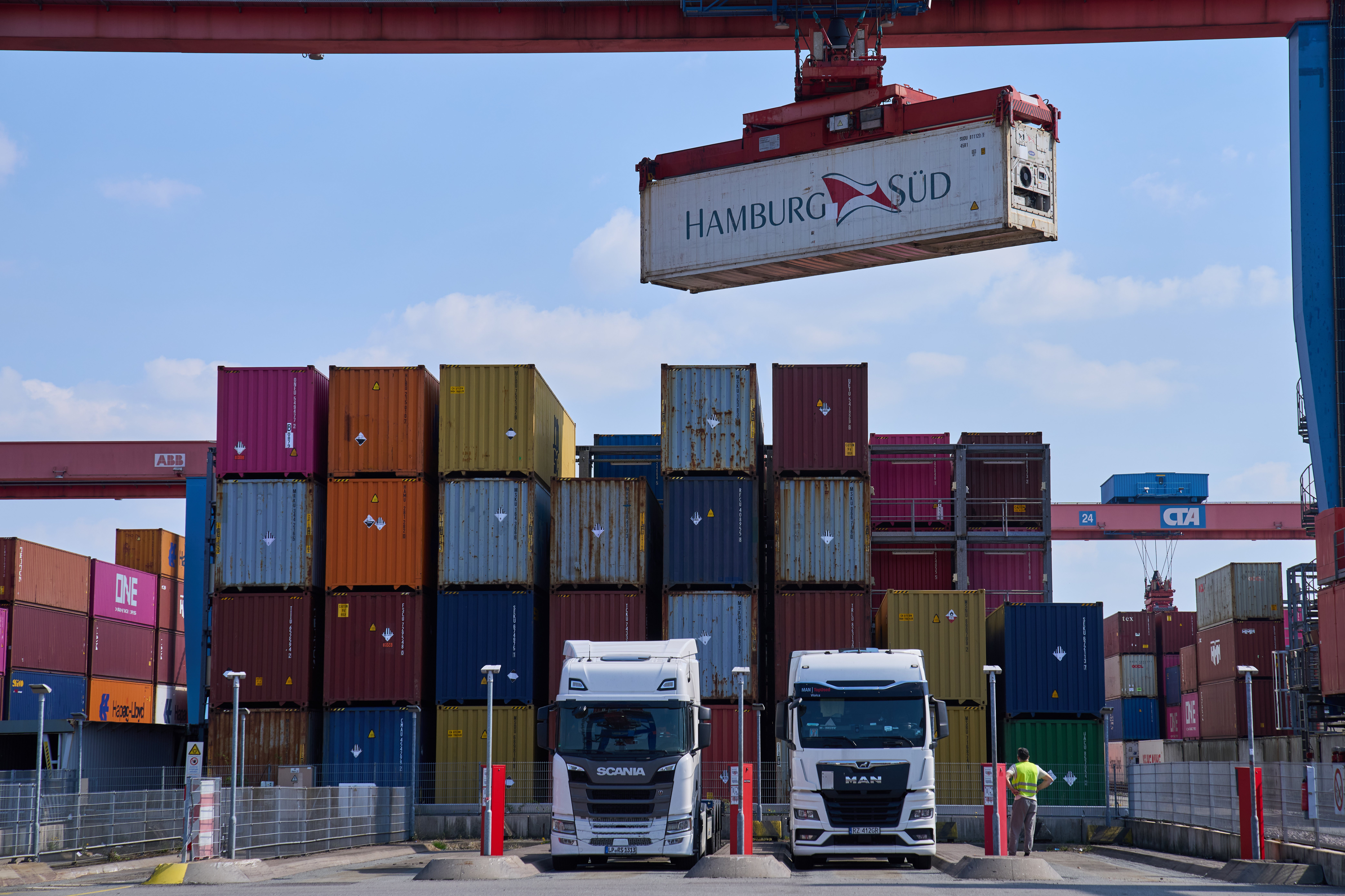 Hormuz-kaos tvingar fraktbolagen till lastbilar