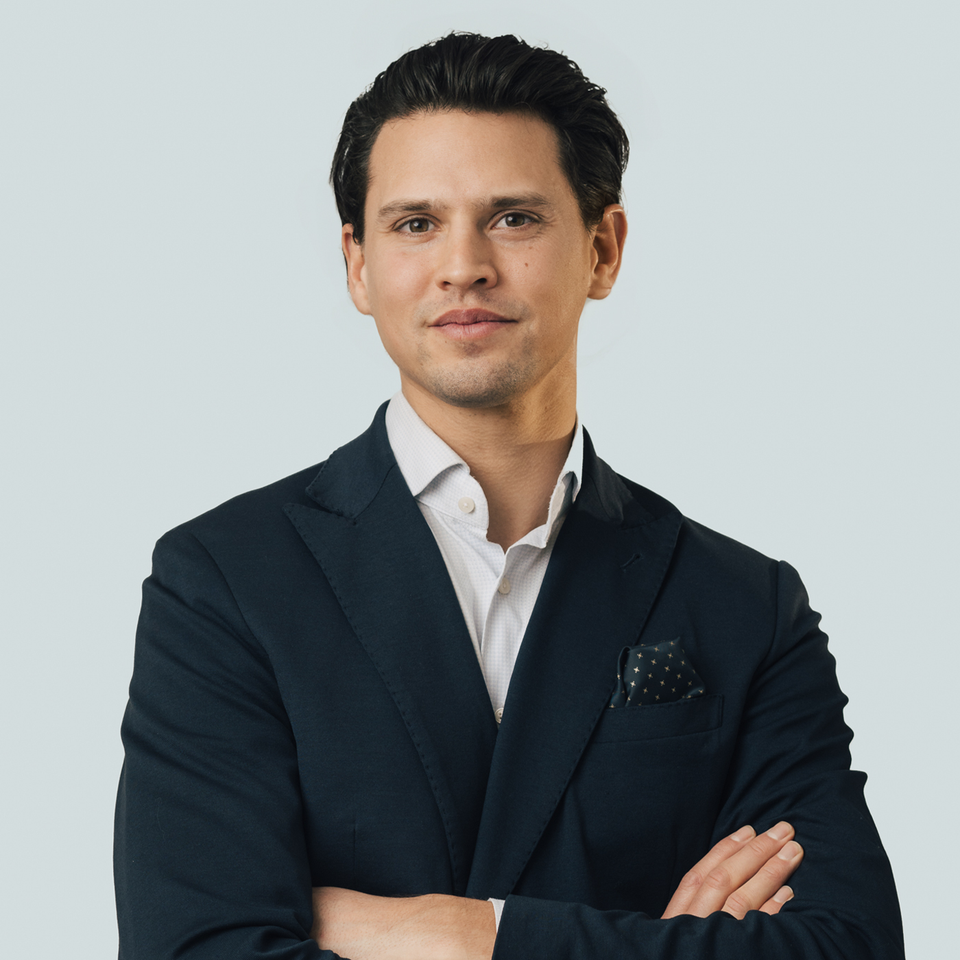 Stefan Granlund poserar i kavaj och vit skjorta på en porträttbild. 