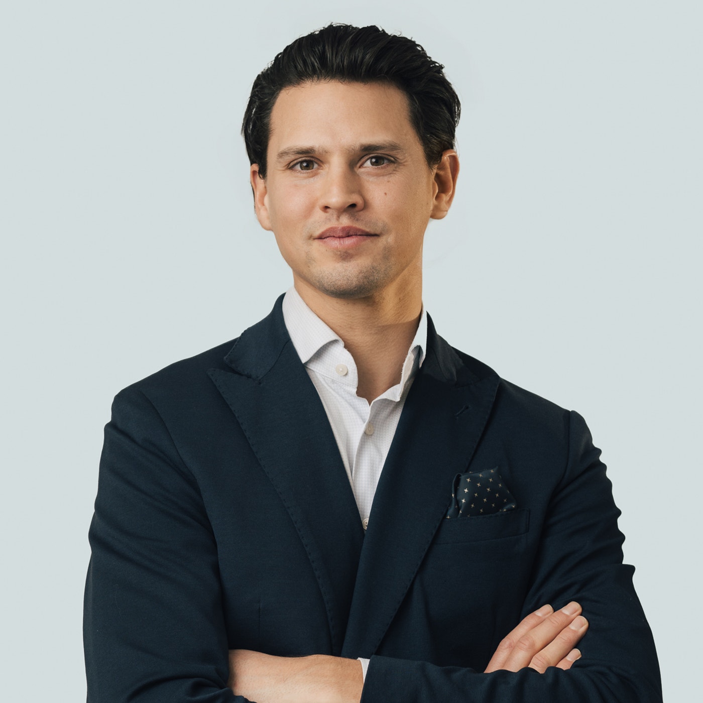 Stefan Granlund poserar i kavaj och vit skjorta på en porträttbild.