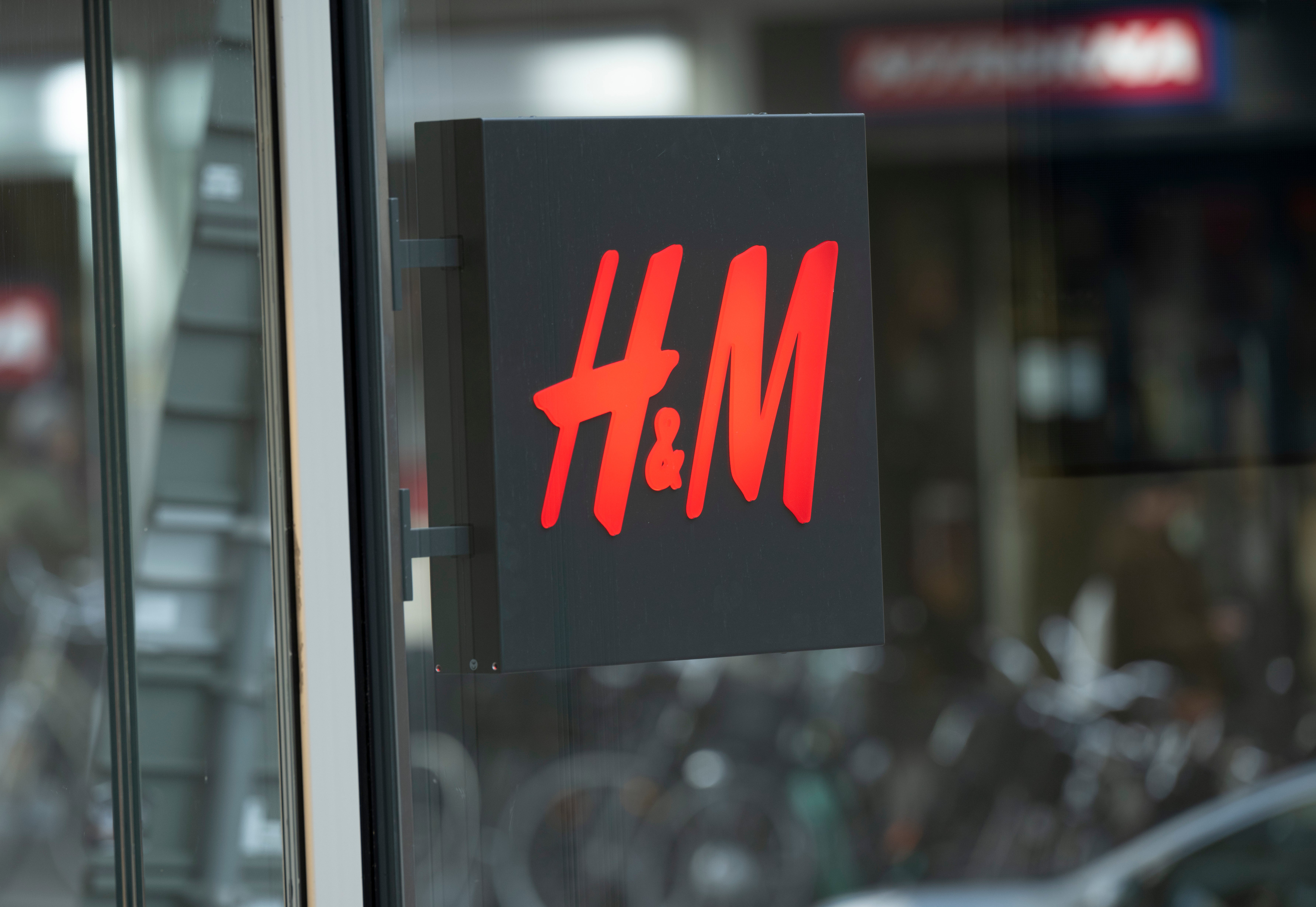 H&M faller på börsen – analytiker: ”Räcker inte att spara”