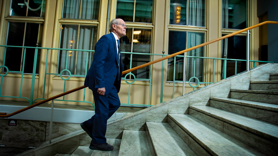 Stefan Ingves går uppför trapporna i EFN:s foajé.