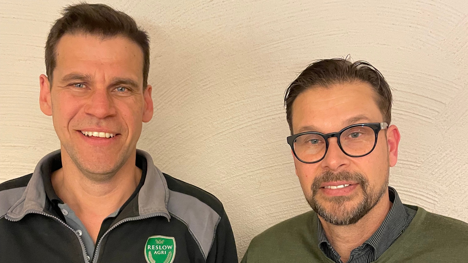 Porträtt av två män som ler mot kameran