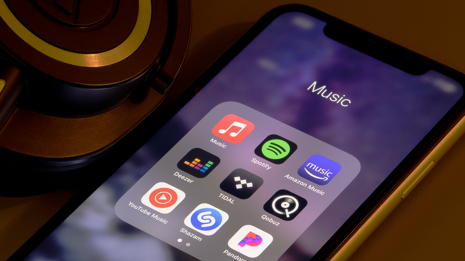 En iphone med flera av de största musikapparna, däribland Spotify, Apple Music, Deezer och Amazon Music.