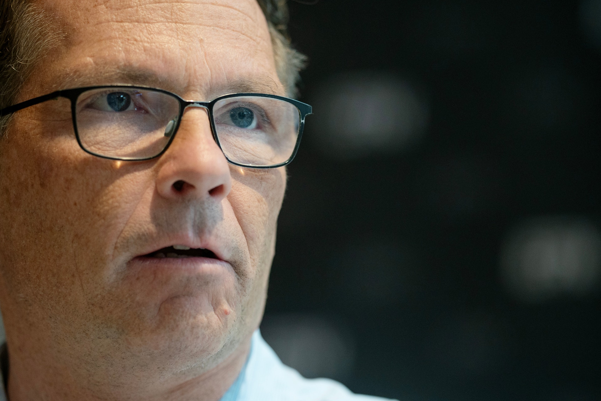 Porträtt av en man med glasögon som tittar mot kameran.