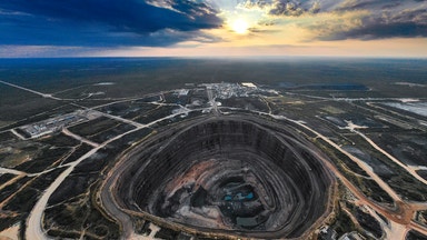 Mitt i gruvfesten – familjen Lundin räddar kraschade juvelen