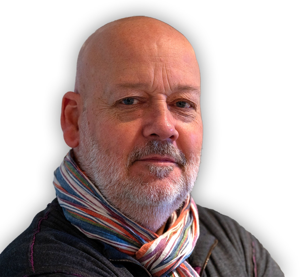 Joakim Friis i ett porträtt. Han bär färgglad scarf.