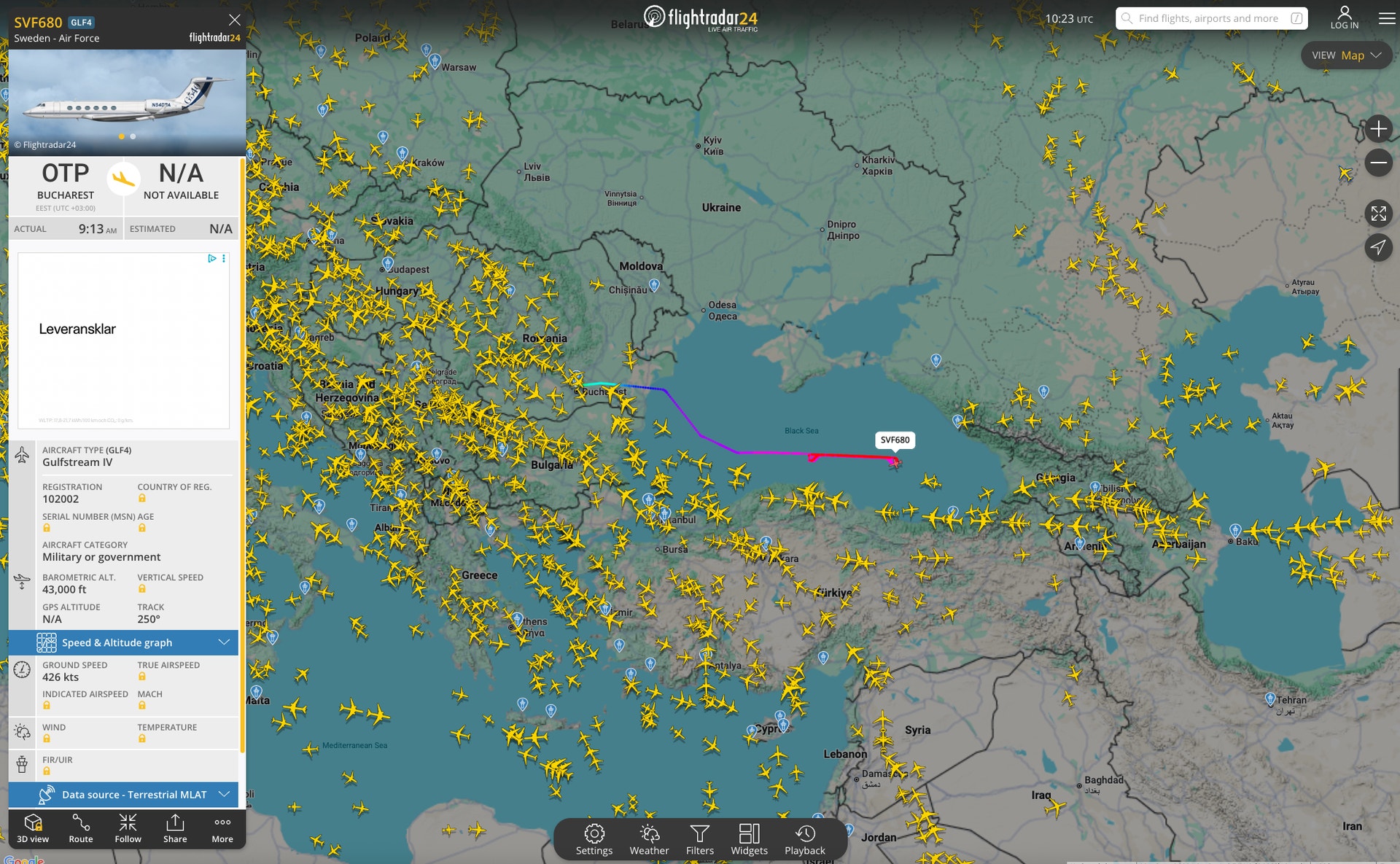 Skärmavbild från Flightradar24 som visar en karta över Mellanöstern och Centralasien med många flygplan markerade som gula prickar. Ett flygplan är markerat med en röd linje som visar dess flygrutt.