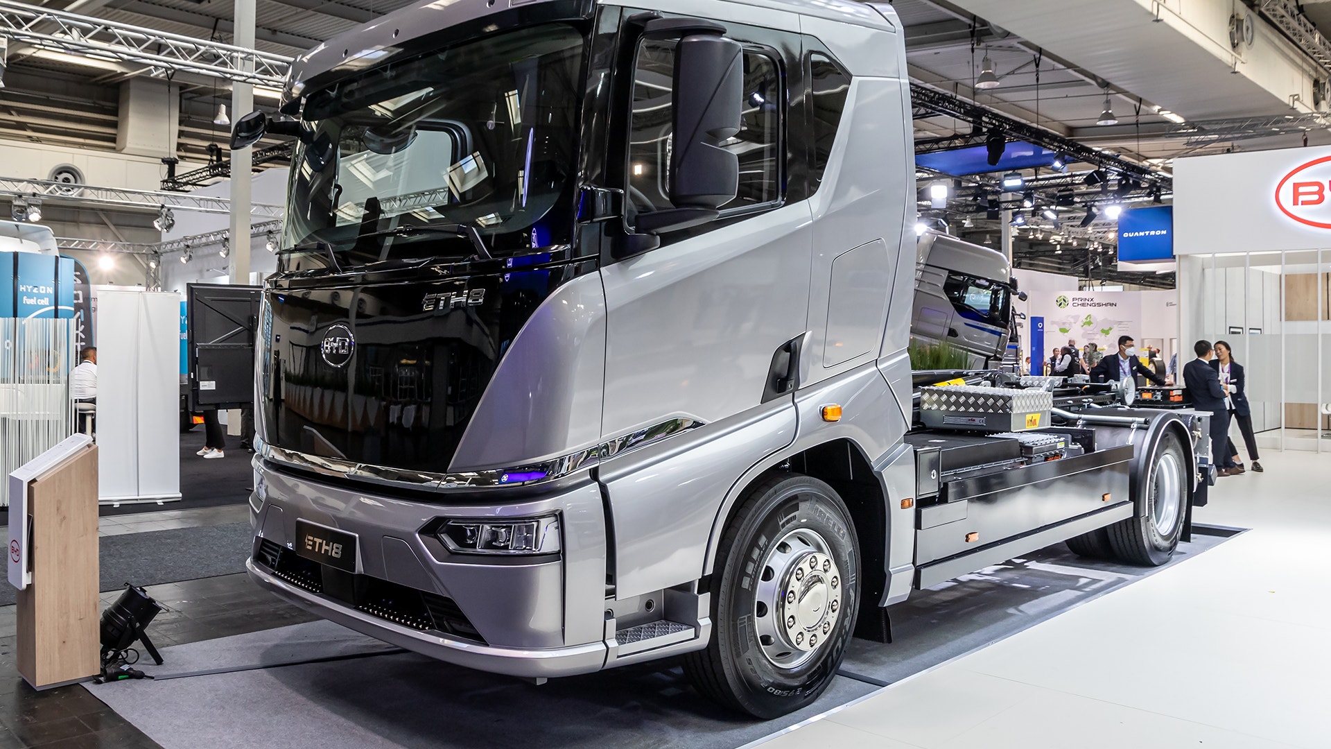 BYD elektrisk lastbil på utställning i ett modernt industriellt utrymme