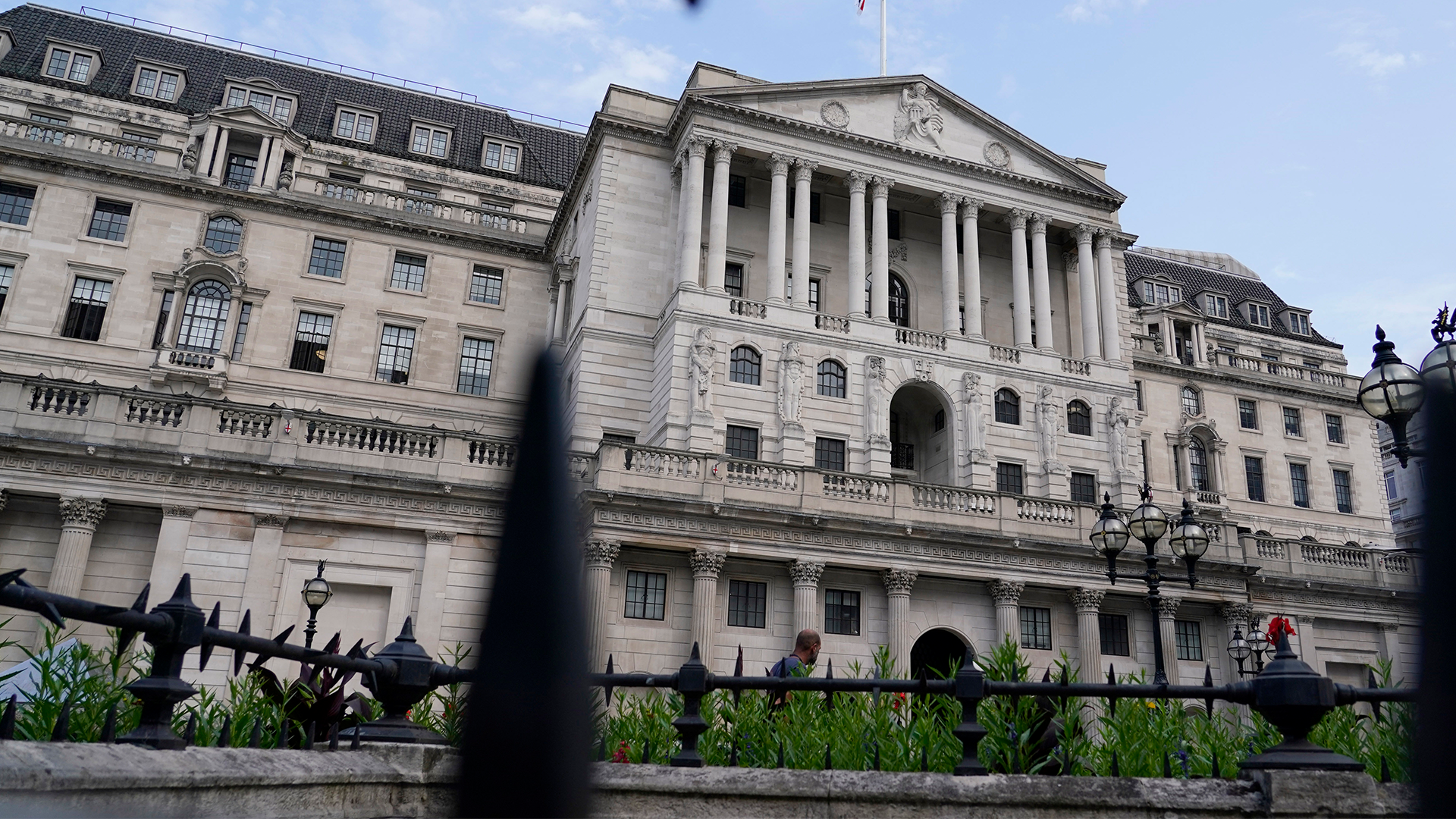 Bank of England: Ökad risk för ”kraftig korrigering”