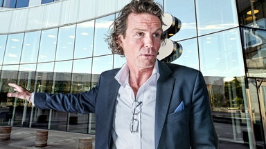 Arnhults fastighetsbolag köper bankaktier för miljardbelopp