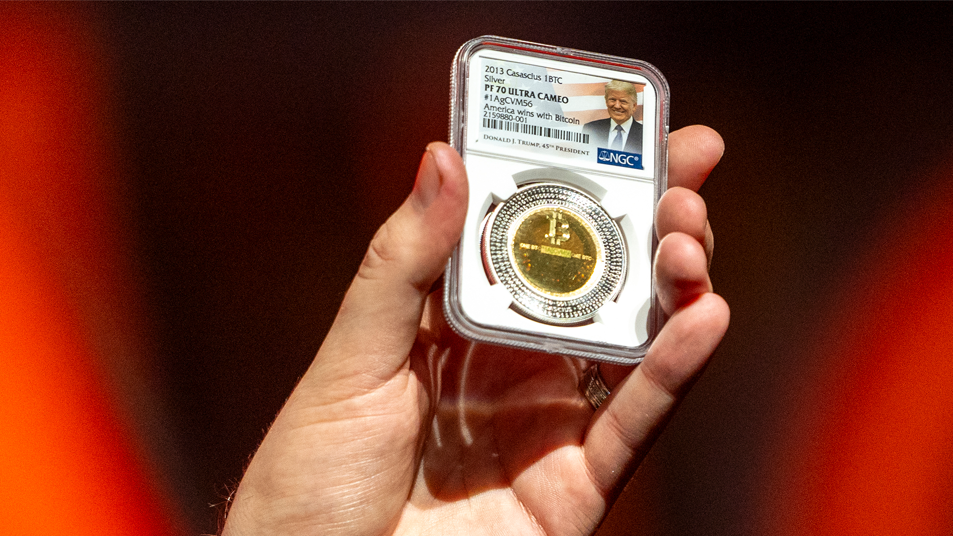 Ett bitcoinmynt visas på 2024-konferensen i Nashville i Tennessee, där Donald Trump deltog. Myntet är inslaget i ett genomskinlig plastkort som har en bild på Trump längst upp i det högra hörnet.
