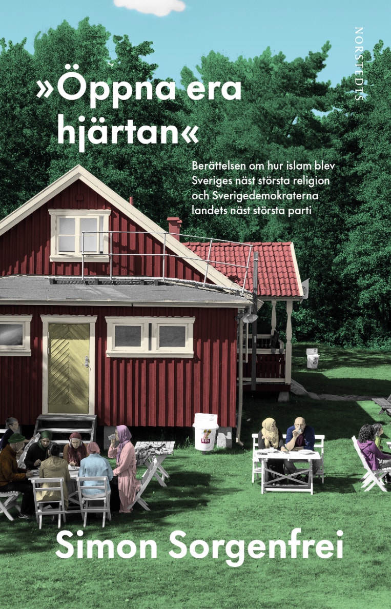 Bokomslag för 'Öppna era hjärtan' av Simon Sorgenfrei. Bilden visar ett rött trähus omgivet av gröna träd och gräsmatta, med människor som sitter utanför huset.