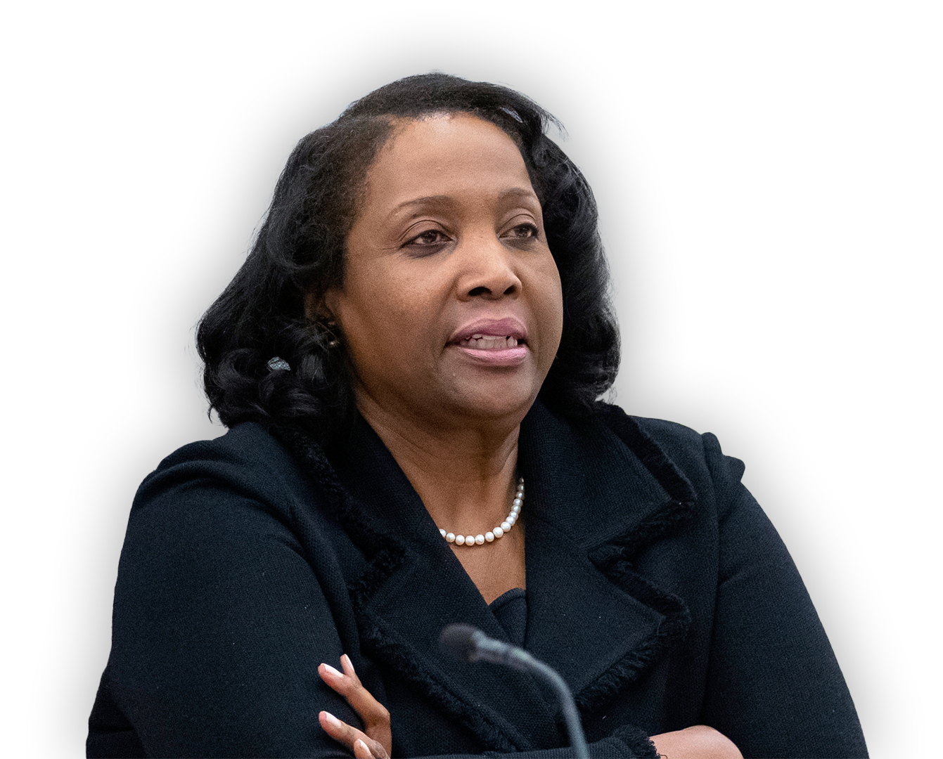 Lisa Cook sitter och pratar i centralbanken. Hon har svart kostym och pärlhalsband. 